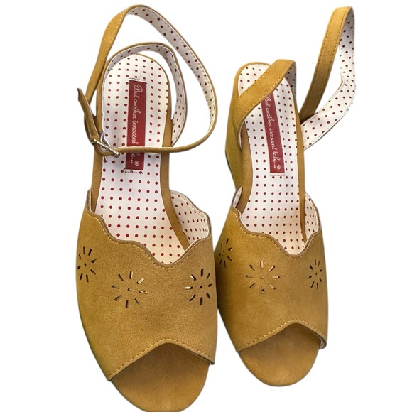 1940s Mustard Yellow Peep Toe Ankle Strap scallop cut Wedge Heels - Picture 2 of 9